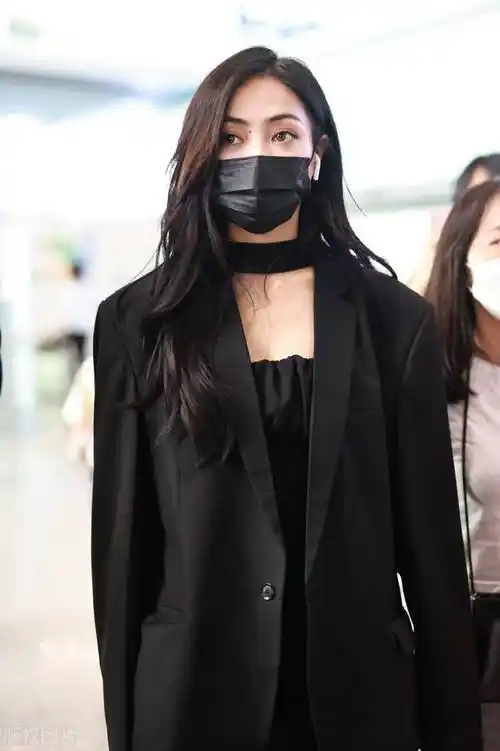 高颜值女星谢可寅现身机场全黑套装美丽动人