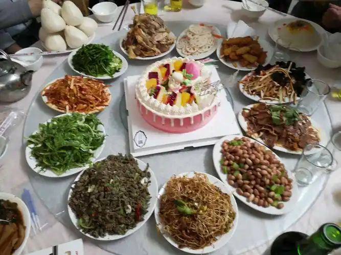 丰盛的生日宴席