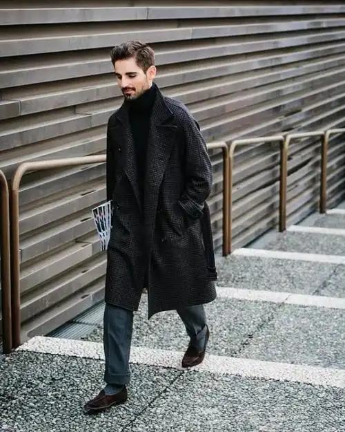 讲真,"黑色大衣"才是2022年冬季的百搭款,45岁男人穿更时髦