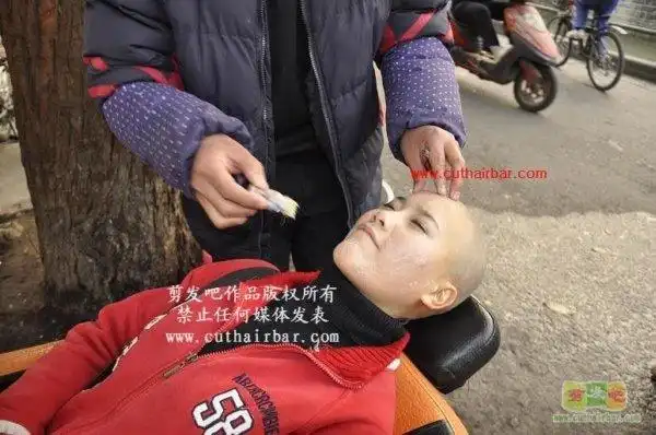 女大学生在路边的理发摊刮光头33
