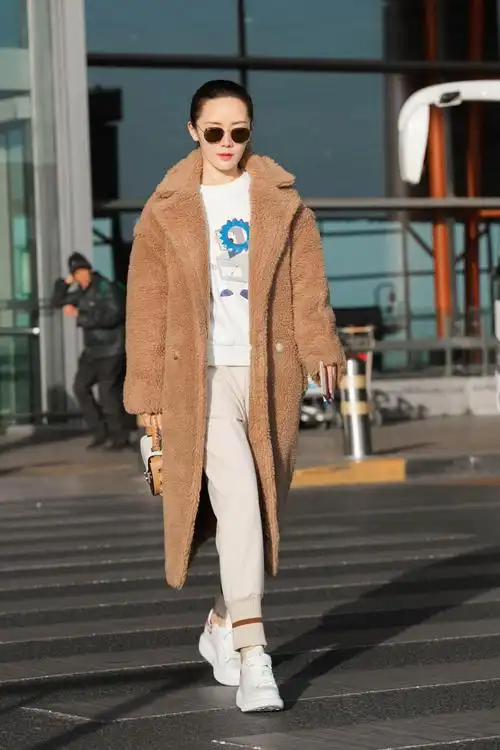 车永莉机场街拍泰迪熊大衣超减龄 寒冬取暖必备