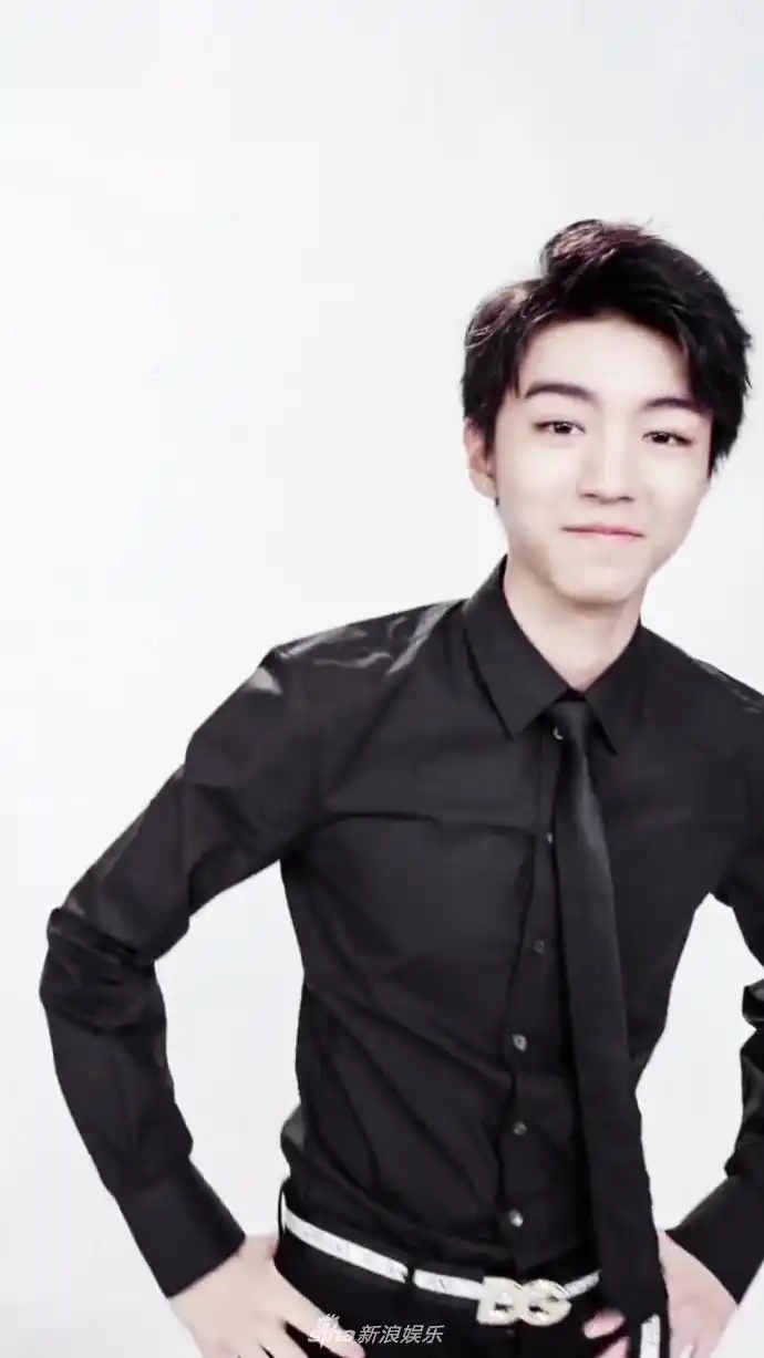 王俊凯全黑look秀高挑身材 送新年祝福实力暖心