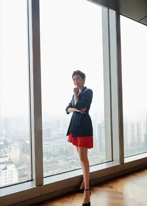 原创蒋雯丽太会美丽了藏青色西装配小短裙很知性这状态看不出53岁