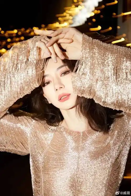 原创戚薇米兰时装周造型释出身披金甲烫配蓬松大波浪简直太性感