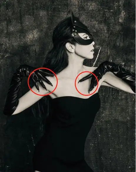 莫文蔚还大胆地使用了又黑又长的假指甲,看起来既抢眼又更符合猫女的