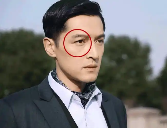36岁胡歌生图曝光,穿西服风度翩翩,眼角伤痕基本看不出来