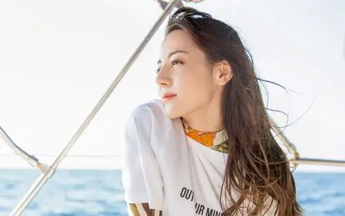 迪丽热巴海上清新高清桌面壁纸