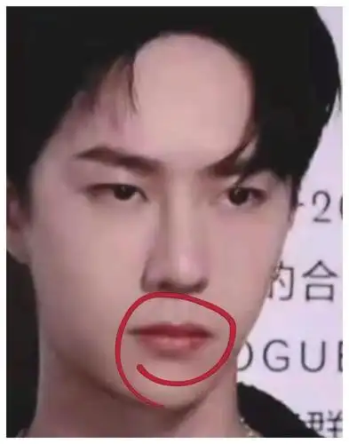 照片流出来,穿着低领的毛衣给人一种贵族公子的气质,除此之外在今天肖