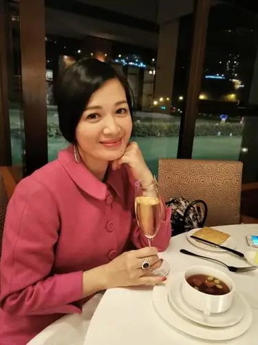 陈少霞与富豪老公秀恩爱,家里5个女儿还不够,疑似还想追生儿子