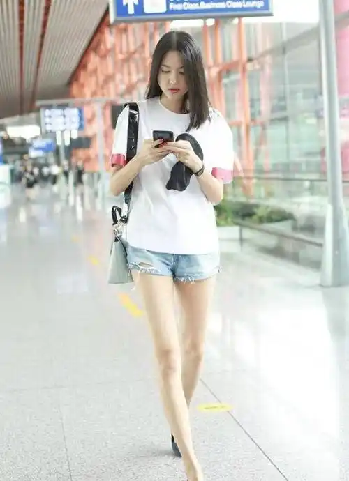 算是见识到了182cm的大长腿在张梓琳身上短裤也显得那么迷你