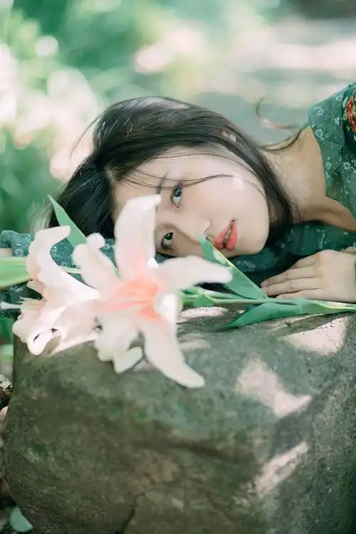 森系美女清新文艺户外写真图片