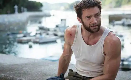 52岁金刚狼带娃出街,身材超好,新片与吴彦祖大秀胸肌_休杰克曼_电影