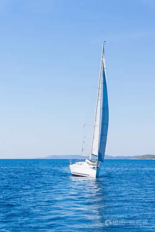 一艘帆船的帆.帆船游艇上的水