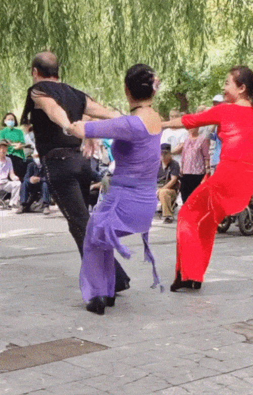 大爷大妈们的广场舞简直是我的快乐源泉哈哈哈哈哈