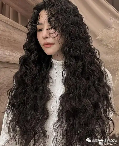 女生们都喜欢选择卷发发型,把头发给烫起来以后,看起来就会变得洋气多