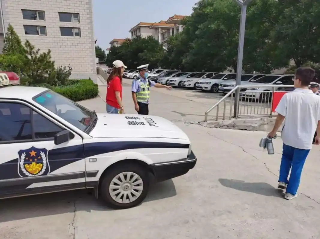 一考生忘记拿身份证向交警求助在四中技校高考执勤点直属中队警员邢