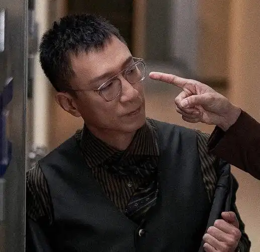 李成阳有几副眼镜13副更新至18集