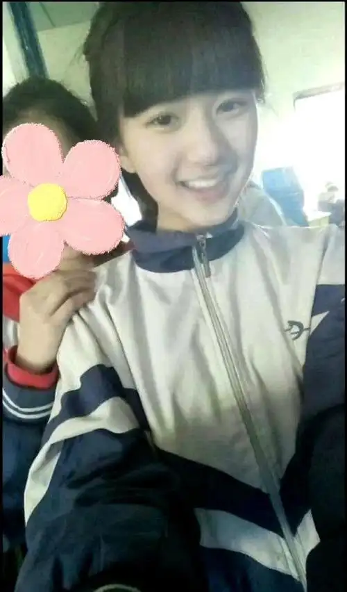 赵露思厚刘海旧照#  赵露思以前的照片太多了,真的很出圈,那个时候