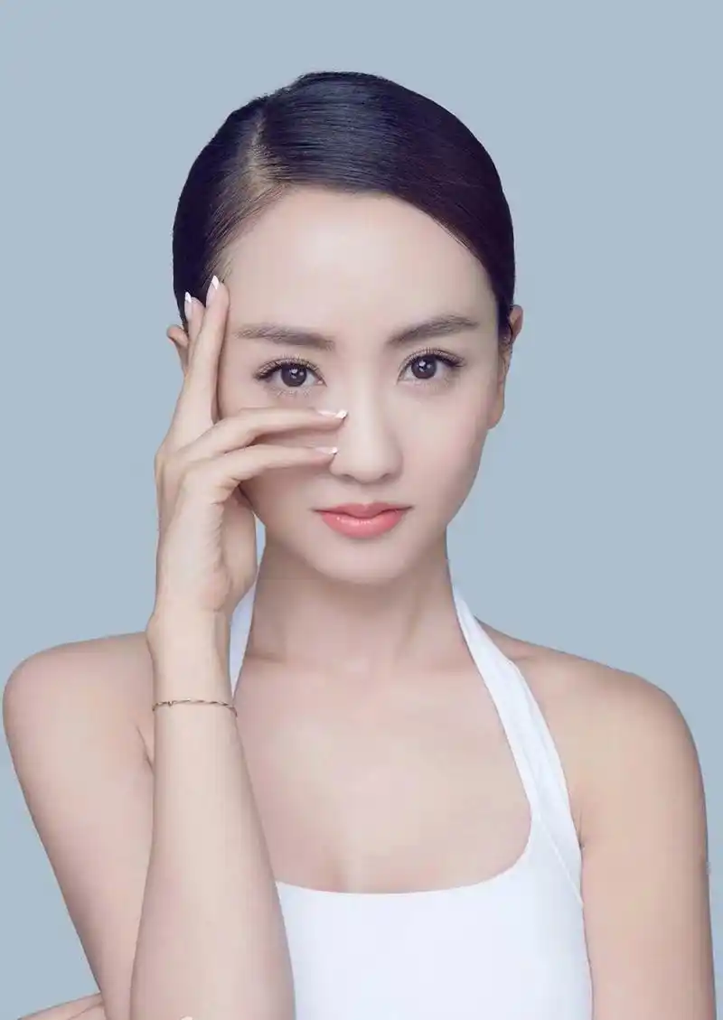 杨蓉# 肤白貌美的容颜,窈窕曼妙的身材,丰满傲人的事业线,前凸后翘