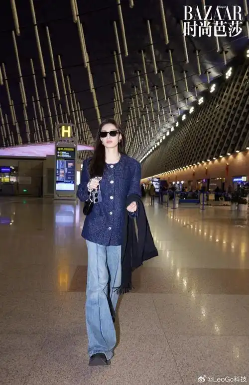 钟楚曦巴黎时装周造型