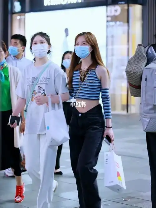 成都太古里街拍  #时尚穿搭  #街拍美女  #每日穿搭