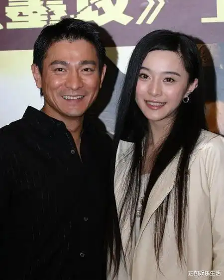 [刘德华]刘德华和谁合影都是微笑,唯独在她面前,连"天王的形象"都不顾