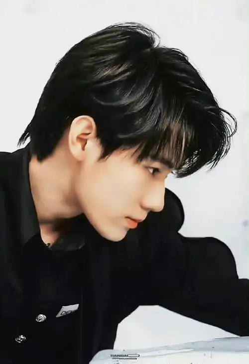 眼就无法移开眼睛,疯狂为张真源心动,张真源的眼睛和脸型都特别的好看