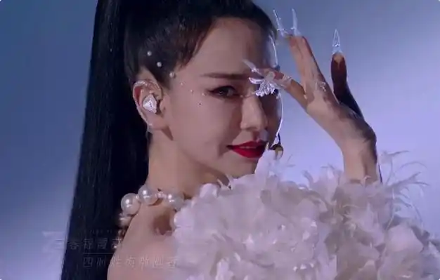 美颜赛道的张予曦,跳舞凑合,唱歌难听,初舞台上因为被嘎了声带一样的