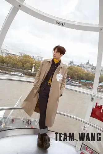 王嘉尔漫步伦敦街头 倾情演绎冬日"男友"风