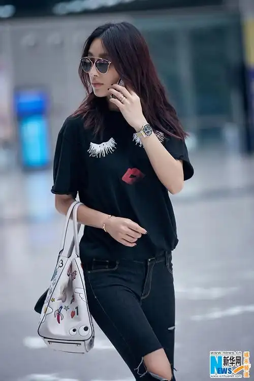 张俪最新机场街拍曝光 示范夏日极简潮搭