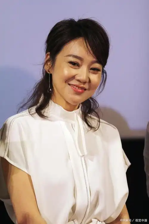 承认打针的闫妮素颜状态差,整容痕迹明显,整个人很显老