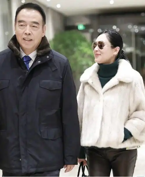 陈红国外走红毯就是豪放穿紧身裙秀曲线一旁陈凯歌笑不出来