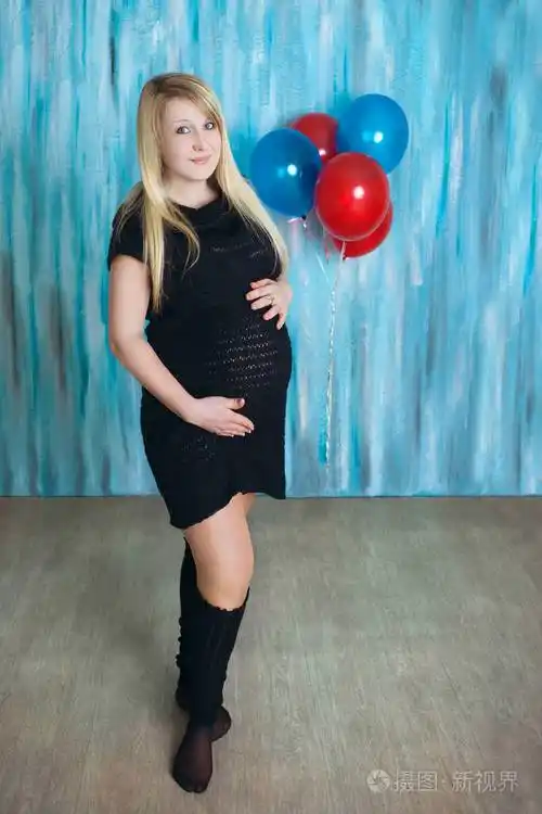 在工作室里大肚子的怀孕女孩