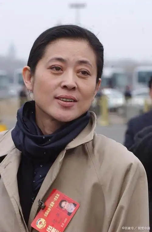 "听到这个消息,倪萍不可置信地看着她.