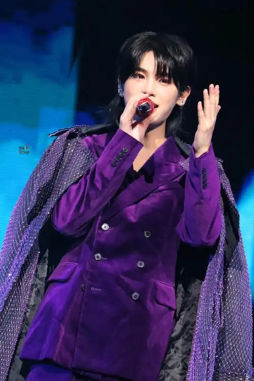 黄明昊贾想世界演唱会