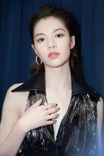 钟楚曦惊艳亮相,尽显性感优雅