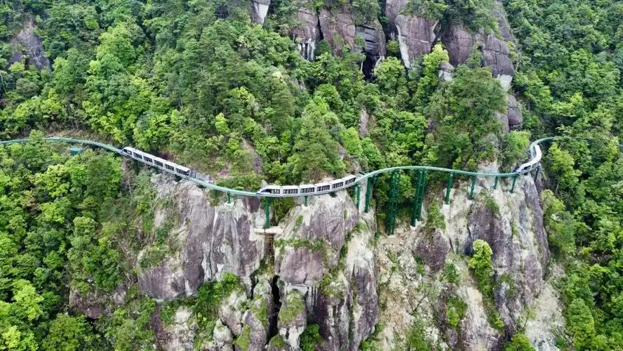 世界首创高空"悬崖动车"在江西大觉山景区成功交付