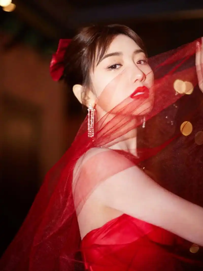 毛晓彤穿红色抹胸礼服裙,展露白皙的香肩