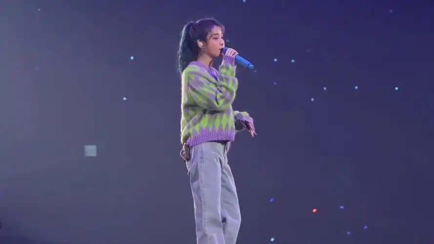 (李知恩)- 眼镜(glasses) 近景摄像 @ love, poem 首尔演唱会安可舞台