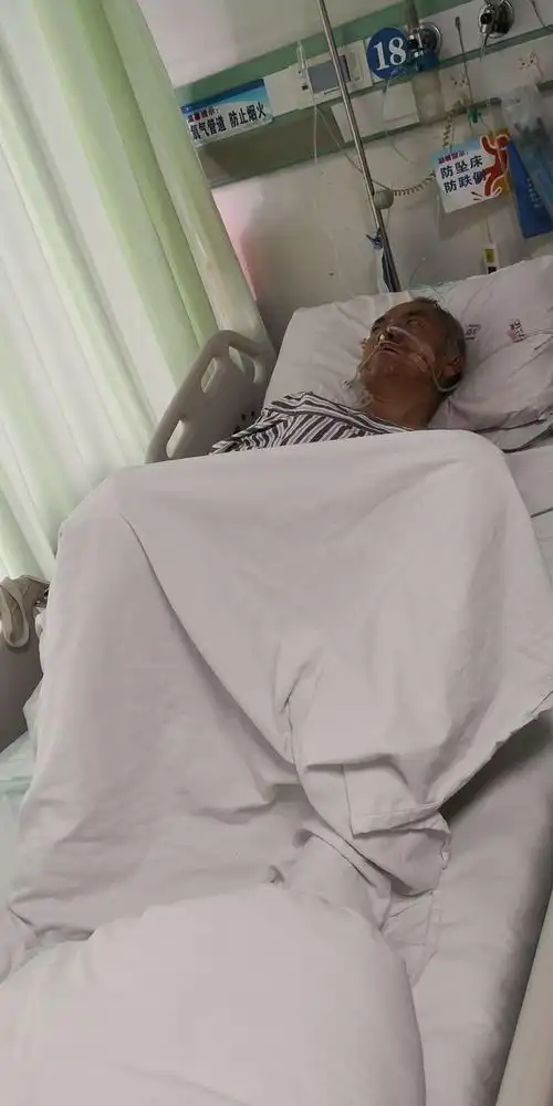文昌医院的病床上,父亲在到达的当天即发大面积脑梗,左侧身体瘫痪了.