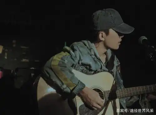 易烊千玺穿上小北的外套贴上纹身唱情歌,看清鞋子,引爆观众泪腺