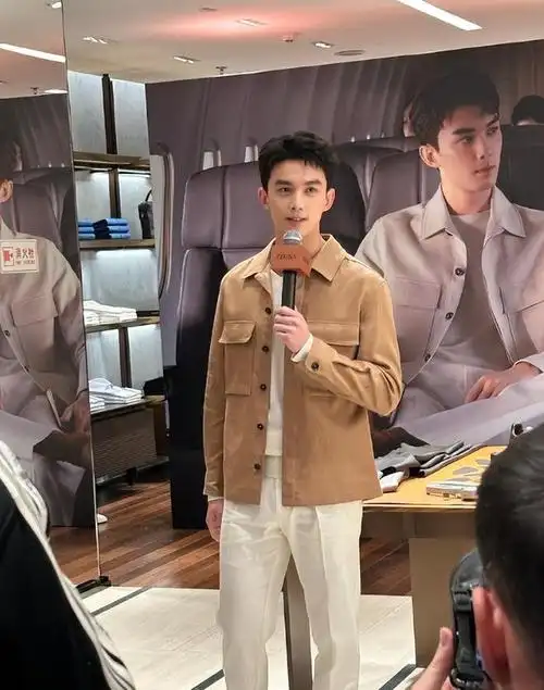 吴磊将一头黑色短发随意地梳理在脑后,发型简洁利落,却不失时尚感.