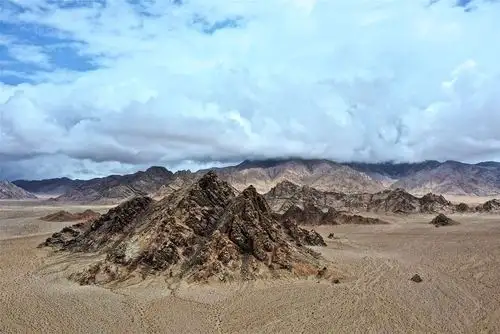 新疆阿尔金山国家级自然保护区有一片古老的岩溶地貌