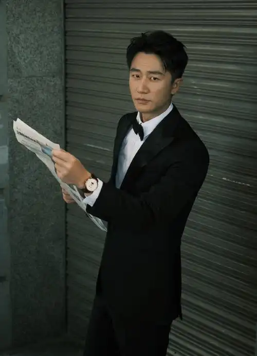在最新释出的出发图中,黄轩身穿黑色简约风西装,手拿报纸,眸光深邃