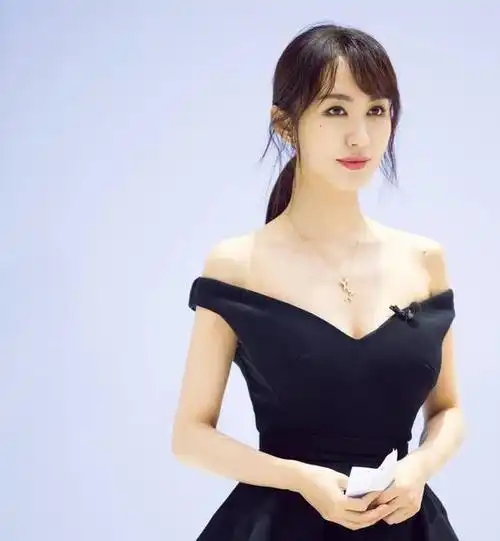 收手吧李菲儿!36岁小牌大耍雷人又无脑,别再侮辱观众智商了