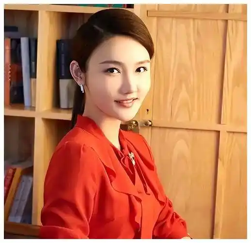 央视主播龙洋:湖南出身的著名主持人,男友迷失雾中