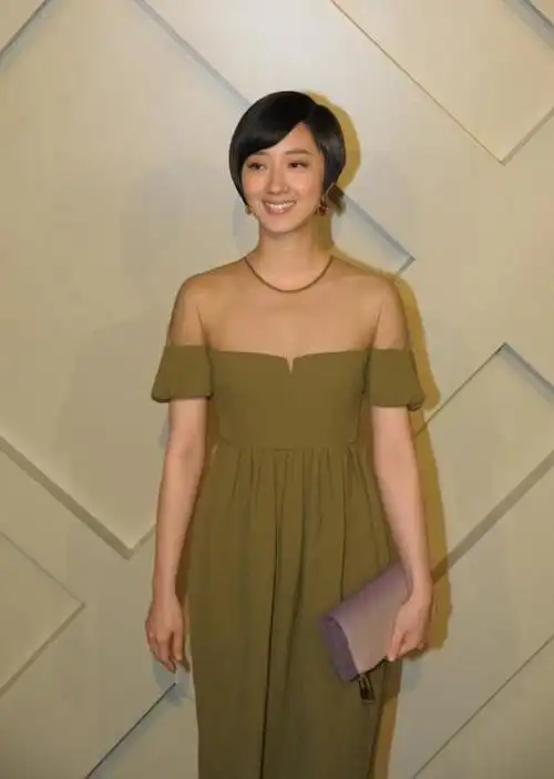 桂纶镁真胆大!穿"半截"衣服就敢出门,大秀玲珑身材