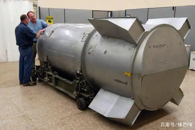 美国核弹头升级现场:全靠人工搬运,无任何防护装备!