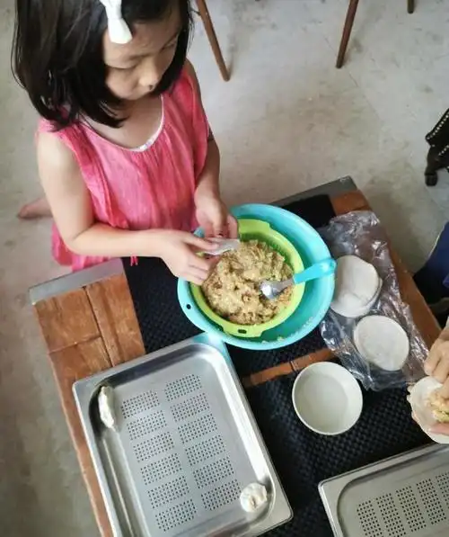 张晋晒女儿包饺子照片,五官精致耐看,完美继承了妈妈的美貌