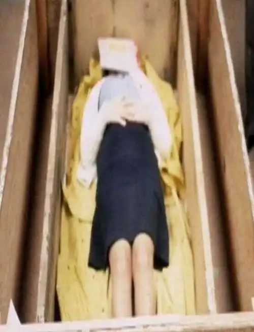 18岁女孩被变态男子关在棺材里面,一天只放出来1小时!